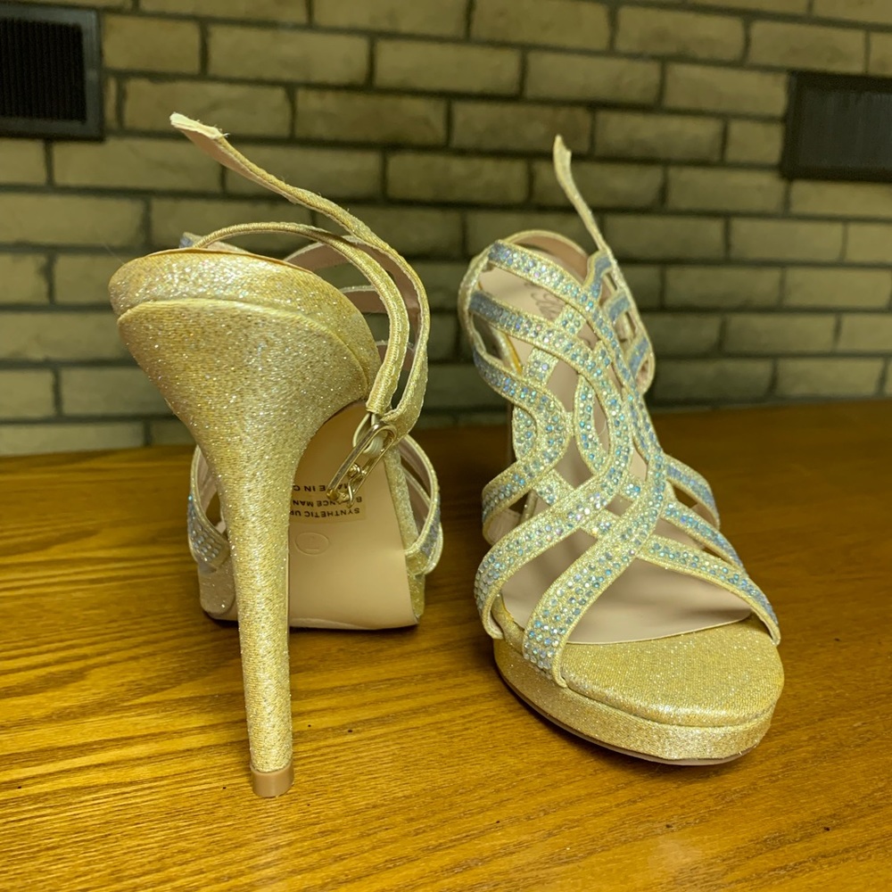 Gold high heels - Picture 3 of 5